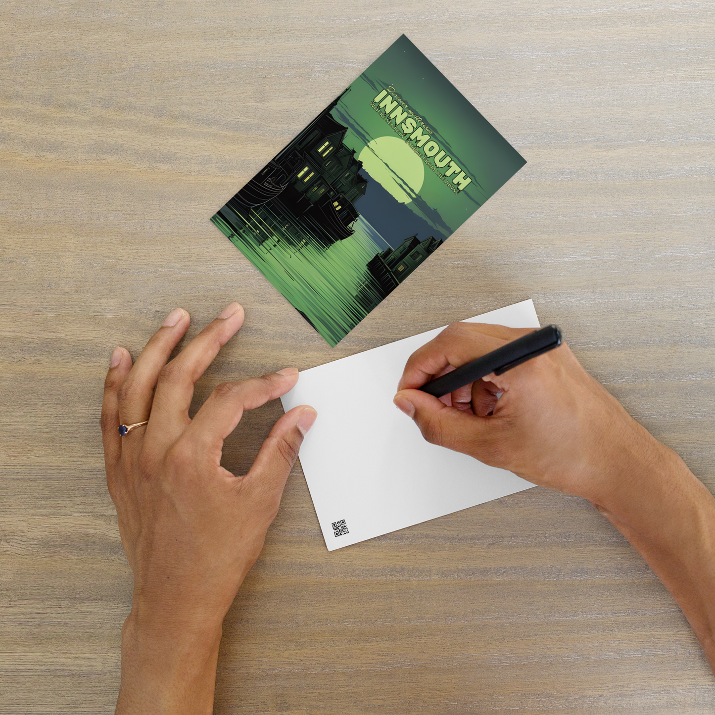 Entdecken Sie die geheimnisvolle Innsmouth Standard Postkarte