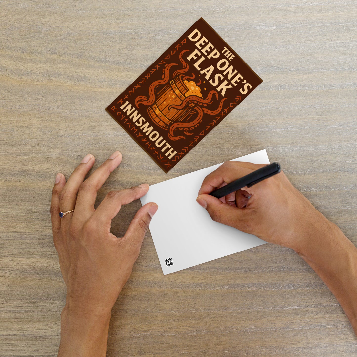 Die Flasche des Tiefen Wesens – Eldritch Spirits in jedem Pint Standard Postkarte